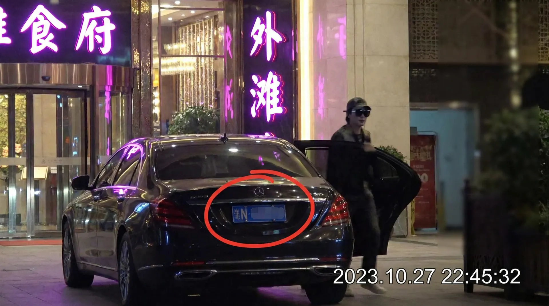 【皆月光】皆月光最新地址 - 真实可靠皆月光聚集地 - 豪车餐厅外偷拍